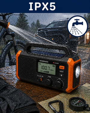 Een noodradio wordt bespoten met een waterstraal van een tuinslang