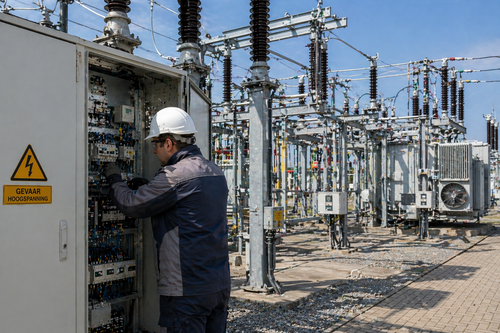 Procesoperator aan het werk in een elektriciteitscentrale