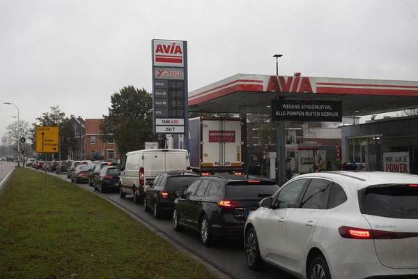 Verkeersopstopping bij een benzinepomp die buiten gebruik is vanwege een stroomstoring