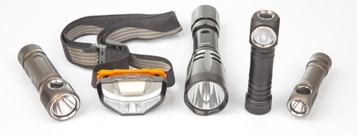 Zaklampen en een hoofdlamp voor in een noodpakket