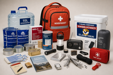 Noodpakket met noodrantsoen, drinkwater, EHBO-set, zaklamp, noodradio, multitool, noodfluitje, batterijen en slaapzak