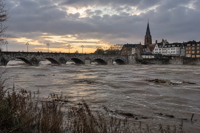 Hoge waterstand van de Maas bij de Sint Servaasbrug in Maastricht